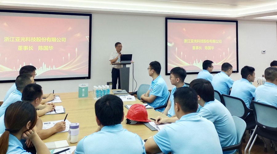 金沙1963股份董事长陈国华在开班仪式上发表讲话